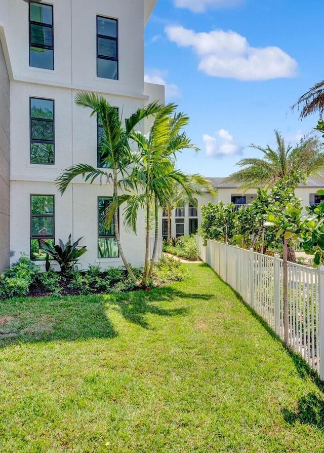 4 of 7 - 250 W Hidden Valley Blvd, Boca Raton, FL