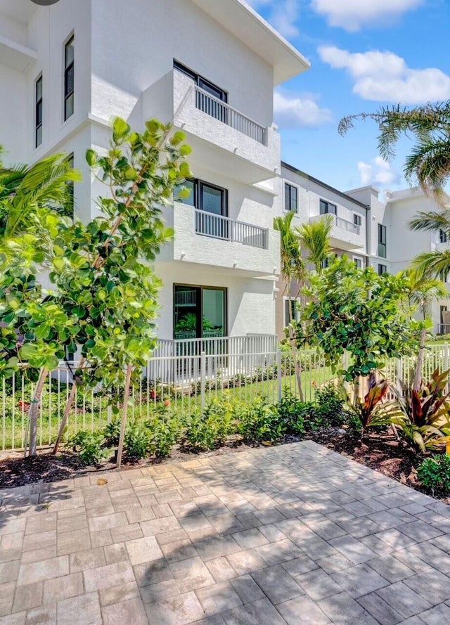 5 of 7 - 250 W Hidden Valley Blvd, Boca Raton, FL