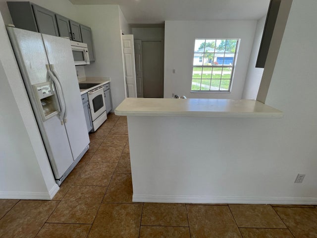 3 of 12 - 2152 Sw Best St, Port Saint Lucie, FL