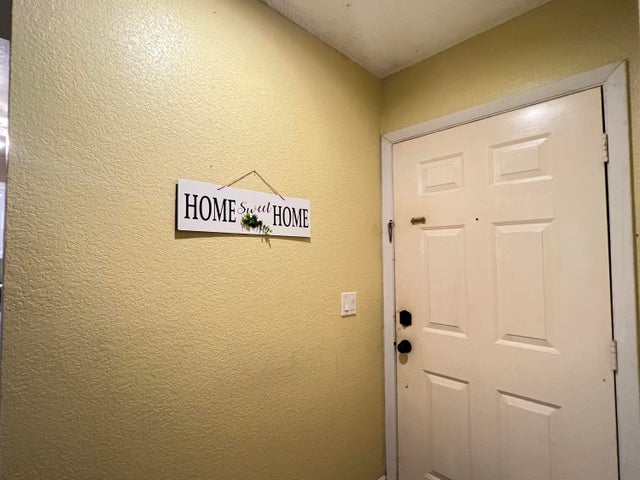 4 of 18 - 403 Lakeview Dr E, Royal Palm Beach, FL