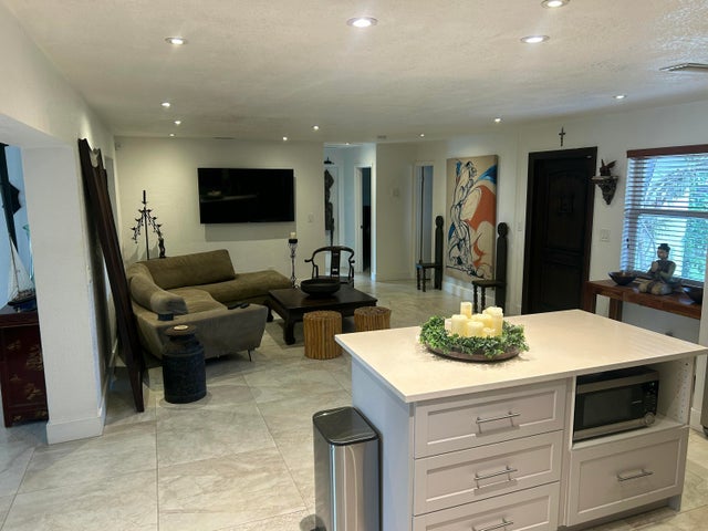 4 of 5 - 2565 Meadow Road, West Palm Beach, FL