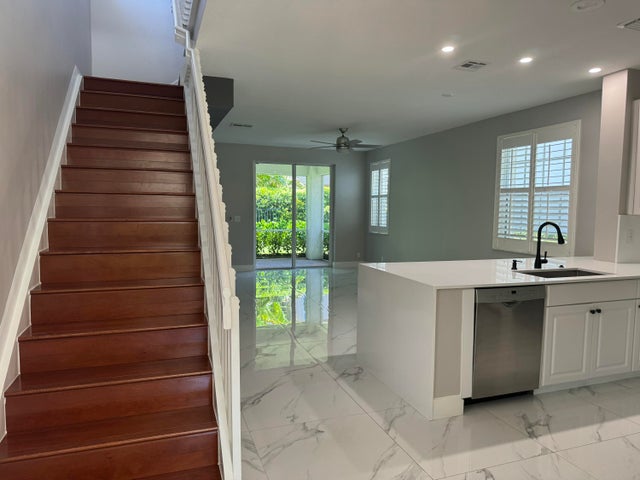 3 of 27 - 374 Columbus St, Palm Beach Gardens, FL