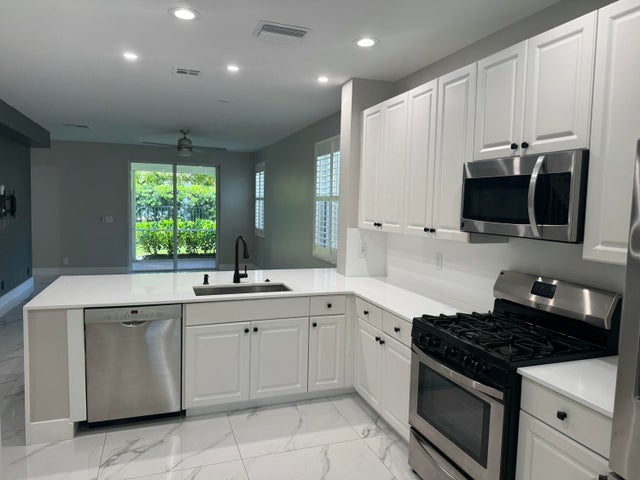 5 of 27 - 374 Columbus St, Palm Beach Gardens, FL