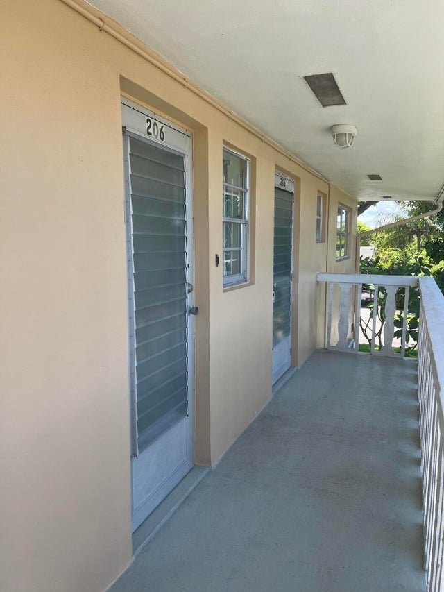 4 of 35 - 2112 Ne 1st Wy #206, Boynton Beach, FL