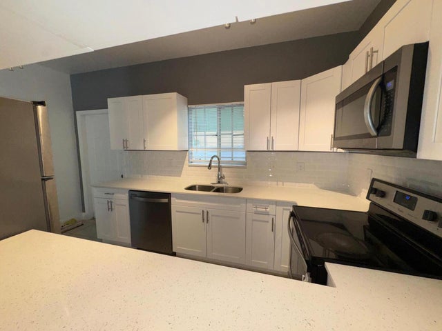 1 of 11 - 1197 Colonial Palms Way #1197, Palm Springs, FL
