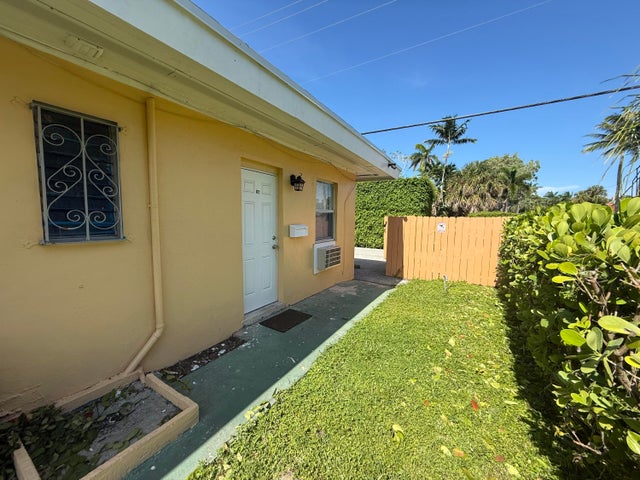 1 of 5 - 3300 Broadway Avenue #16, West Palm Beach, FL