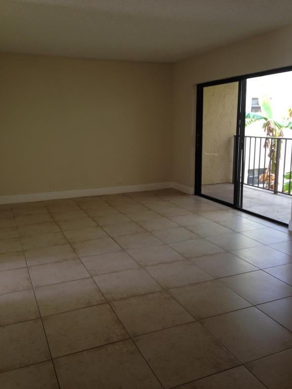 2 of 8 - 1447 Lake Crystal Drive E #e, West Palm Beach, FL