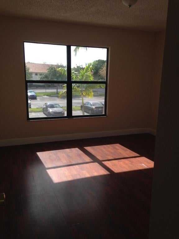4 of 8 - 1447 Lake Crystal Drive E #e, West Palm Beach, FL