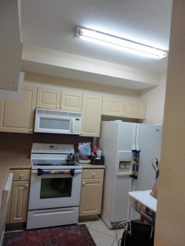 3 of 8 - 4723 Lucerne Lakes Boulevard #633, Lake Worth, FL