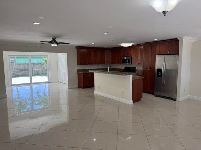 3 of 17 - 881 Camellia Drive, Royal Palm Beach, FL
