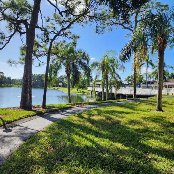 435 Pine Glen Lane #d-2, Greenacres
