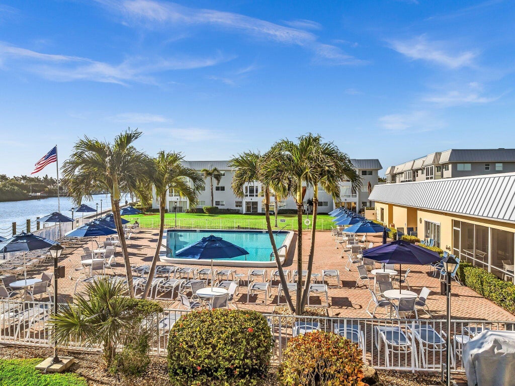 27 Colonial Club Dr #105, Boynton Beach