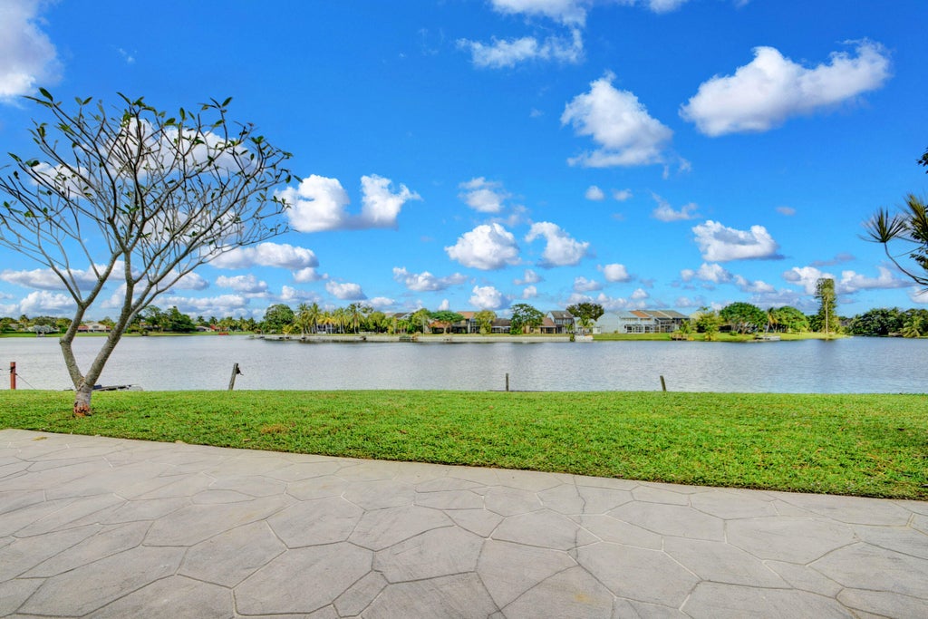12561 Shoreside Lane, Wellington