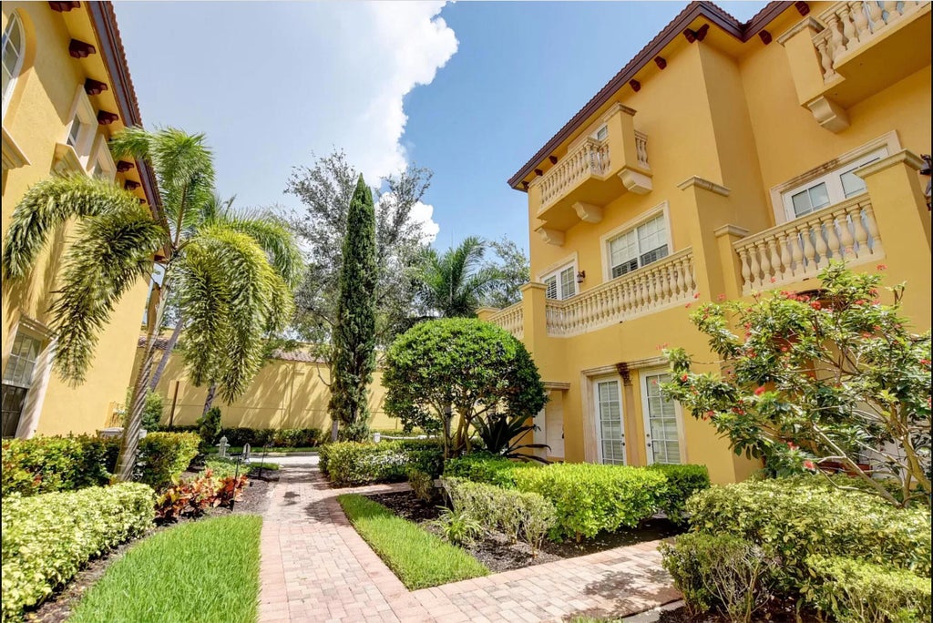 545 Ne 69th Circle, Boca Raton