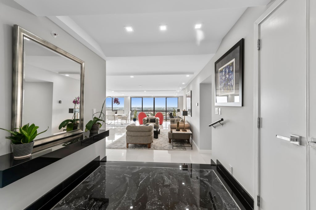 1900 Consulate Place #2104, West Palm Beach