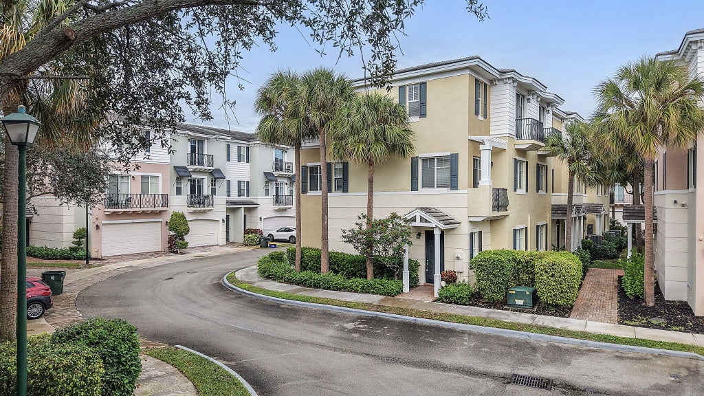 560 Nw 39th Circle #560, Boca Raton