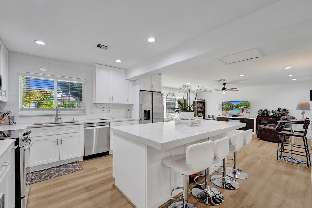 1675 Ne 34th Dr, Oakland Park