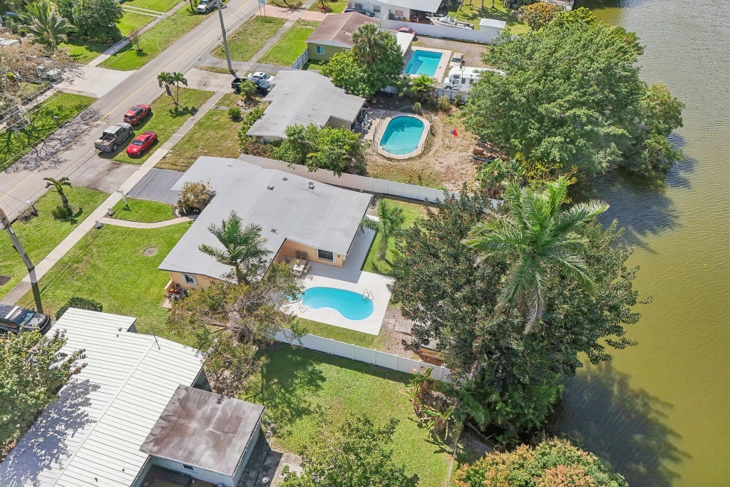 220 Greenbrier Dr, Palm Springs