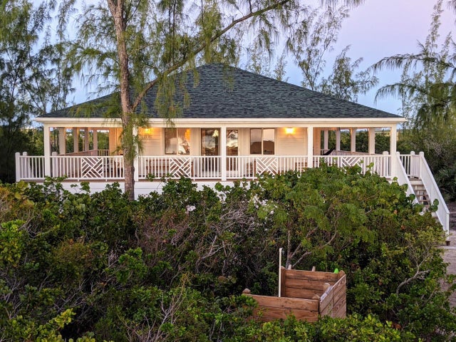 Sleek Beachfront Home, Long Island