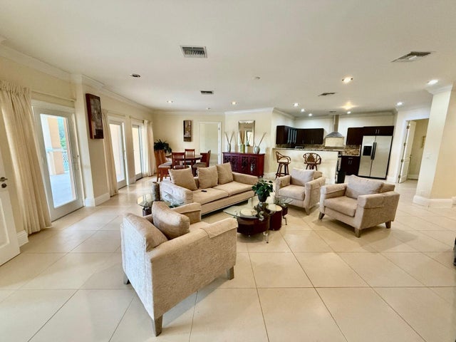 Unit 202 Suffolk Court, B, Grand Bahama/Freeport