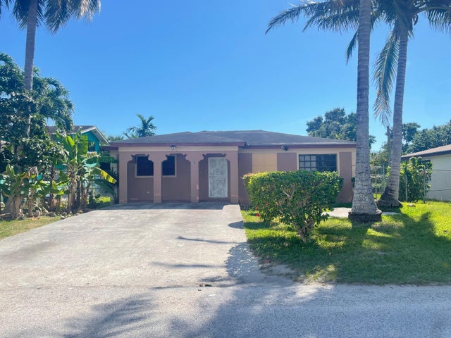 Carmichael Road Triplex, New Providence/Paradise Island