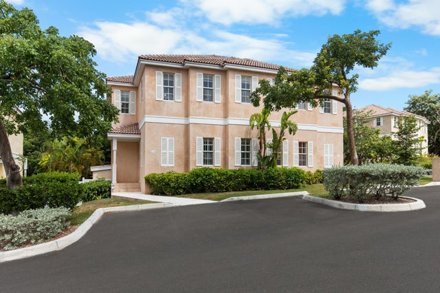 Gr-119 | The Balmoral, New Providence/Paradise Island