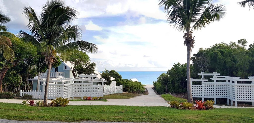 2 Queen's Highway, Eleuthera