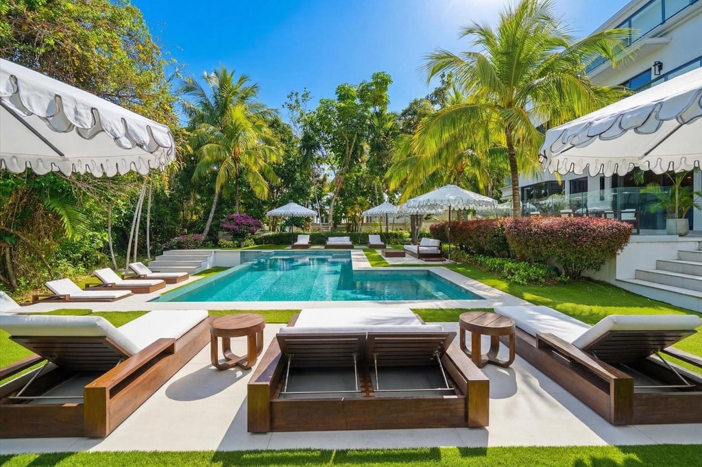 Dilly Dally, New Providence/Paradise Island