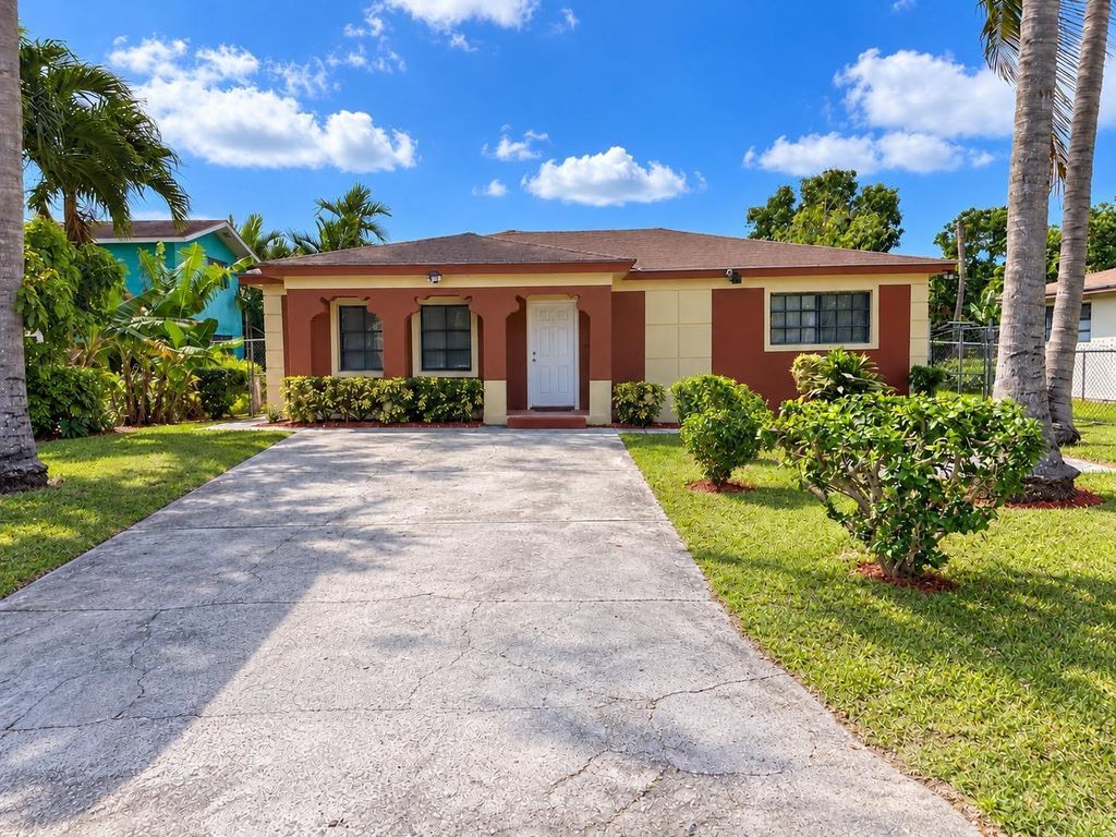 Carmichael Road Triplex, New Providence/Paradise Island