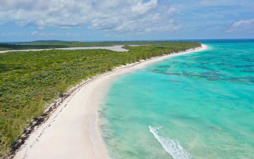 Flamingo Point Acreage, Cat Island