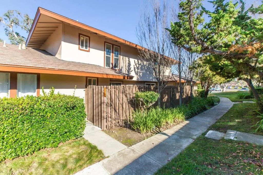 225 Red Oak Drive N, Sunnyvale