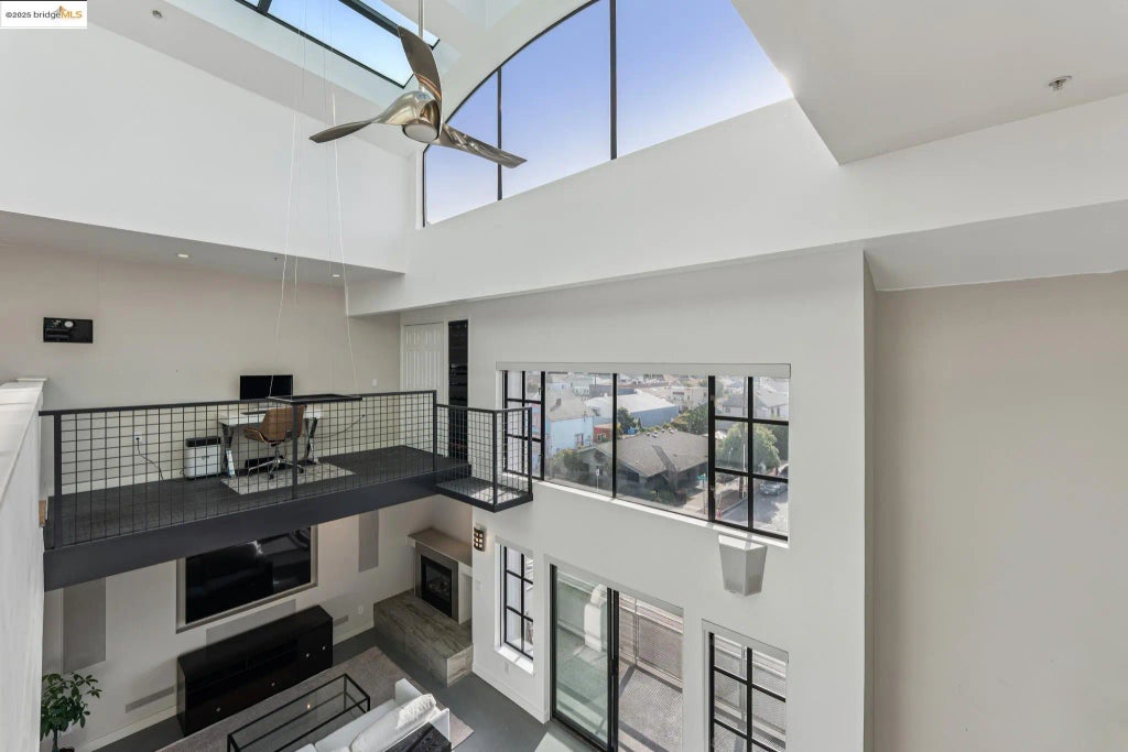 850 W Grand Ave 17, Oakland