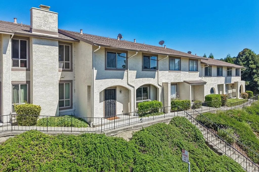 16 Greenview Lane, Richmond
