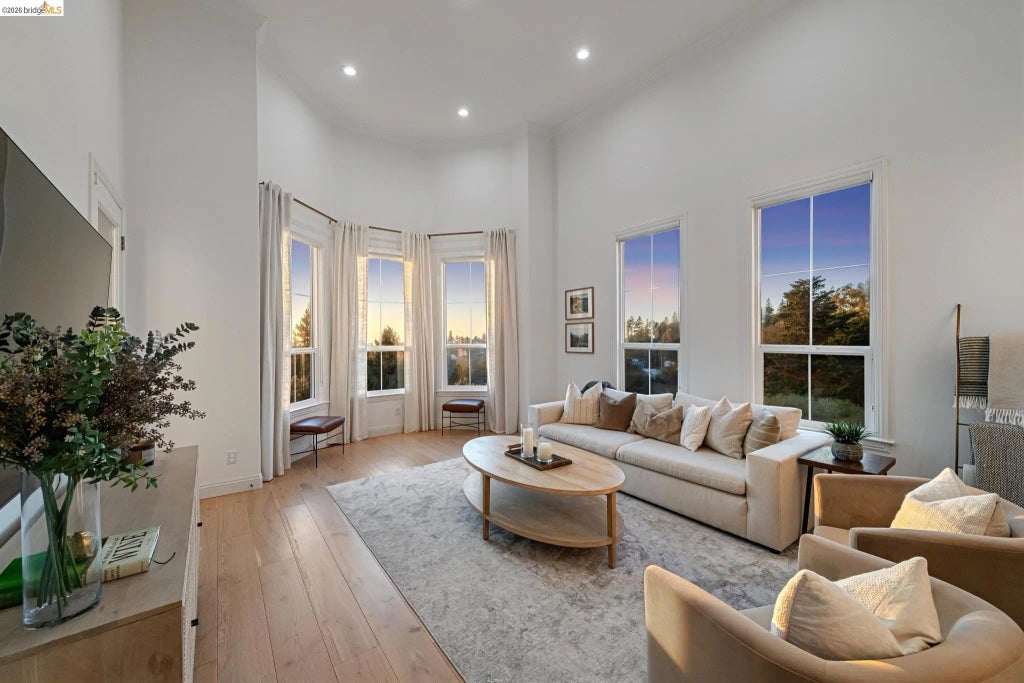 6194 Mazuela Dr, Oakland