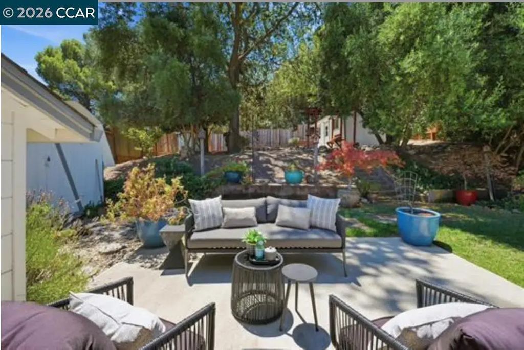 210 Vista Way, Martinez