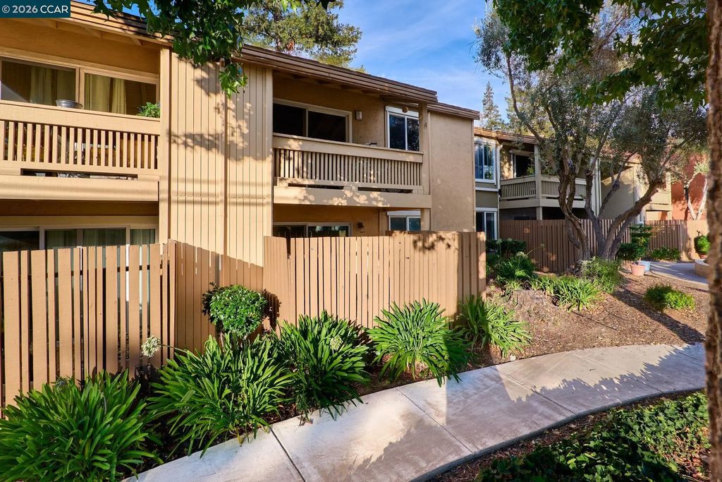 810 Oak Grove Rd 98, Concord