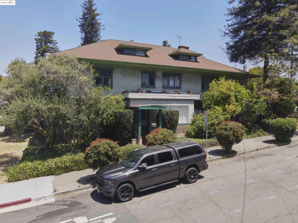 400 Lagunitas, Oakland