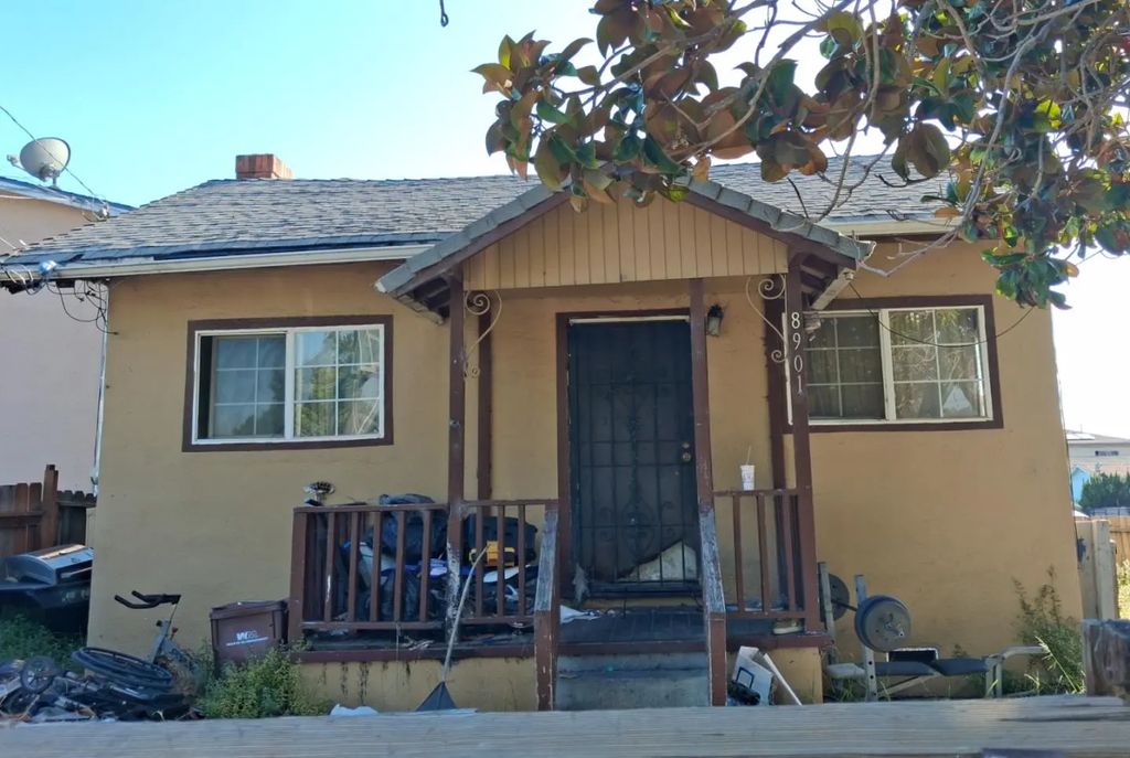 8901 D Street, Oakland