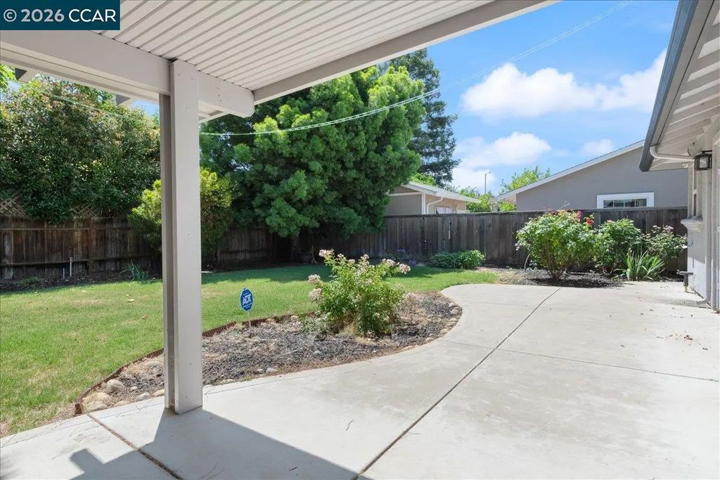 916 N Estates Dr, Brentwood
