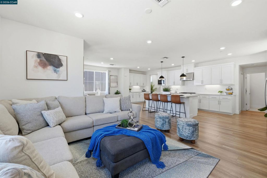 37352 Watersail Way, Newark