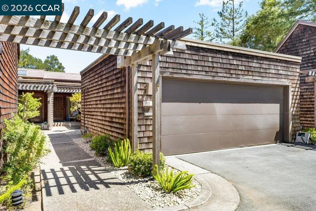 203 Village Gate Rd, Orinda