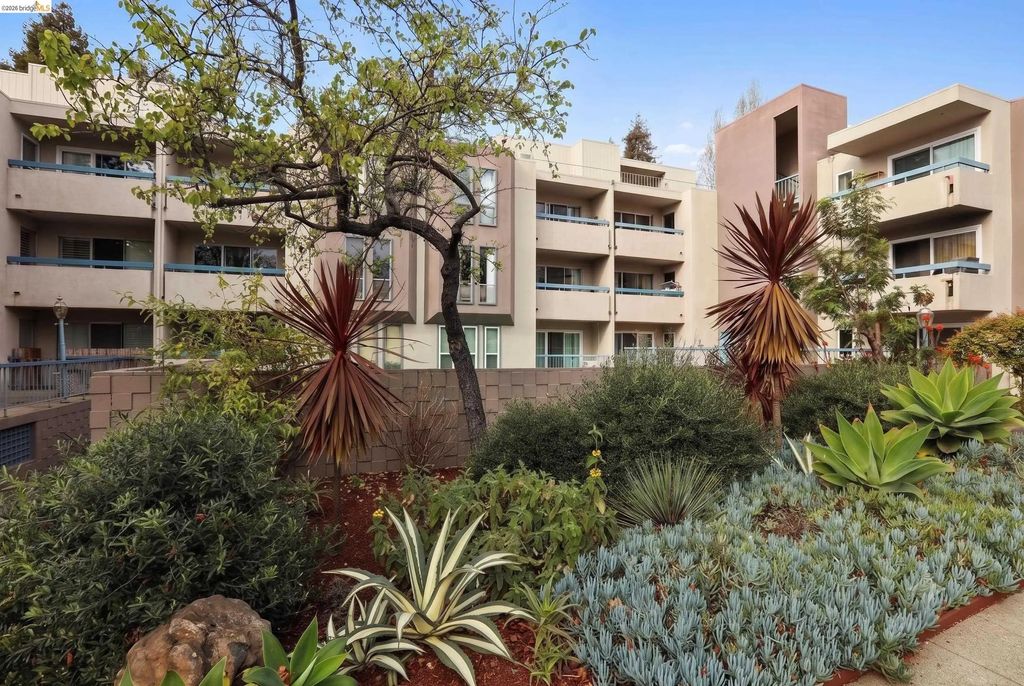385 Jayne Ave 105, Oakland