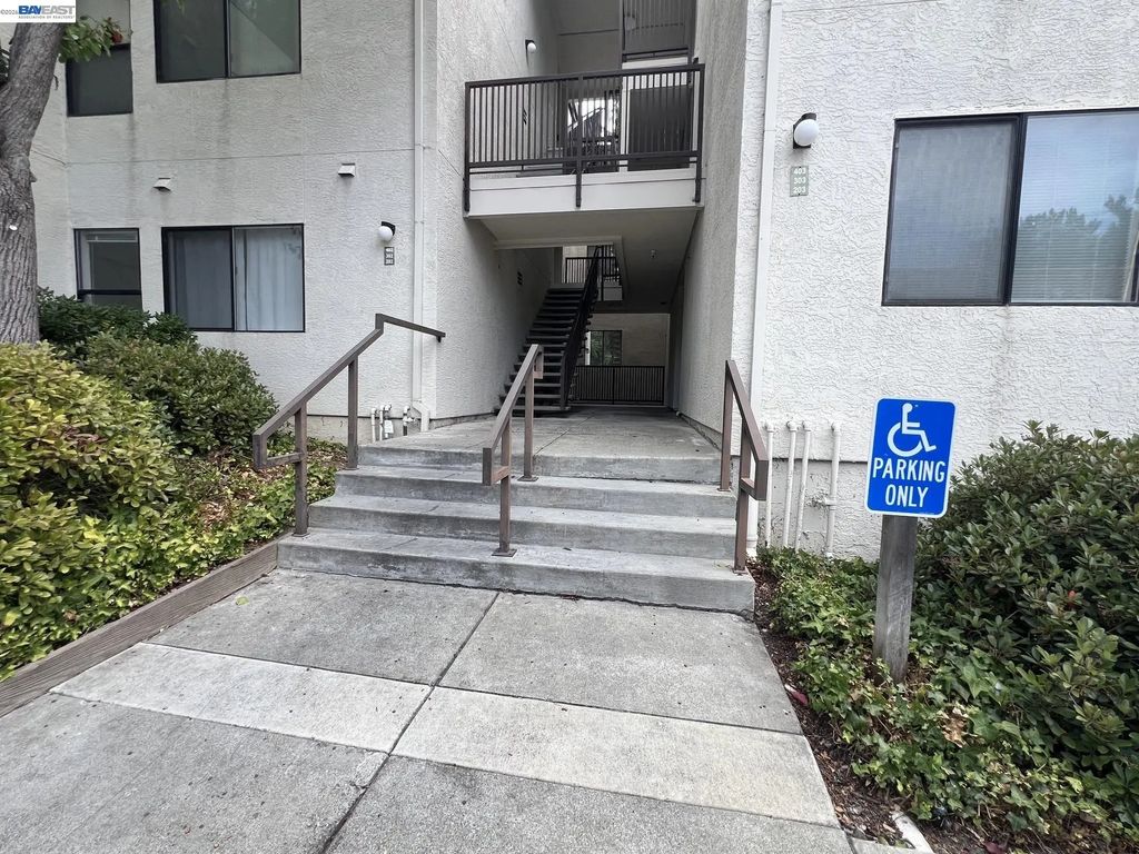 21239 Gary Dr 202e, Hayward
