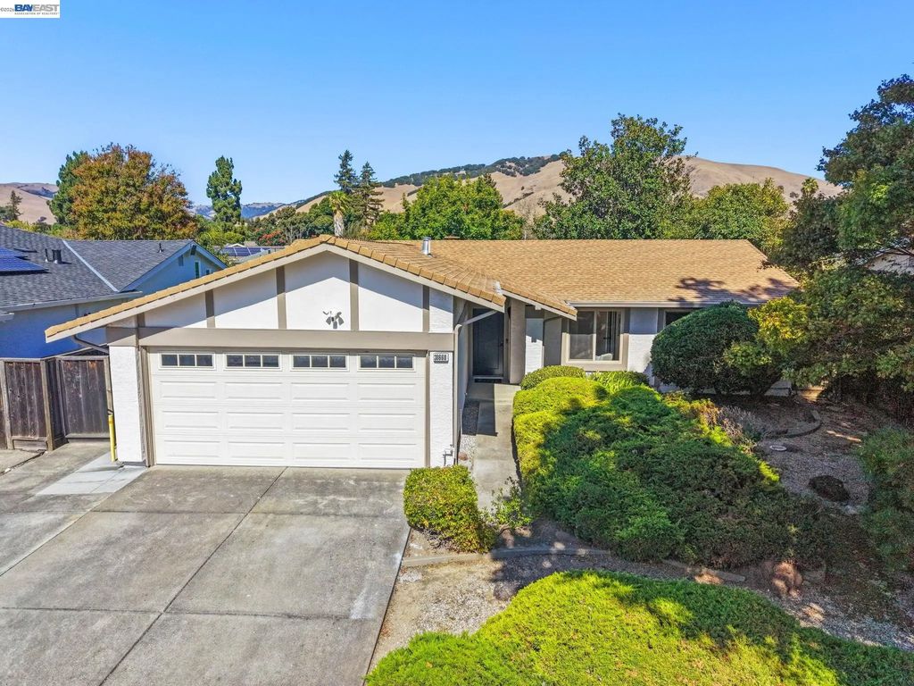 38660 Moore Dr, Fremont