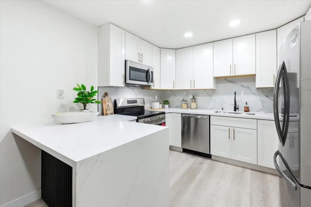 2700 Oak Road 11, Walnut Creek