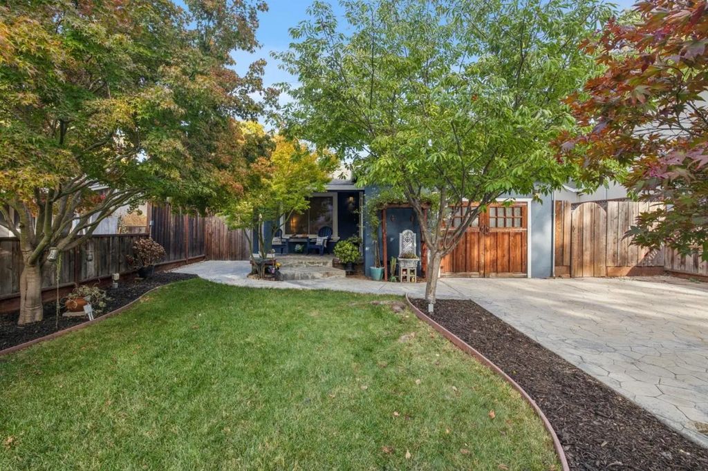 2050 Ralmar Avenue, East Palo Alto