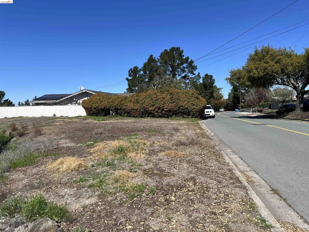 82 Zander Dr, Orinda