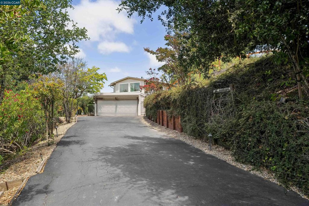 210 Courtney Ln, Orinda