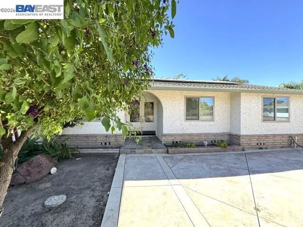 3740 Roundhill Dr, Pittsburg