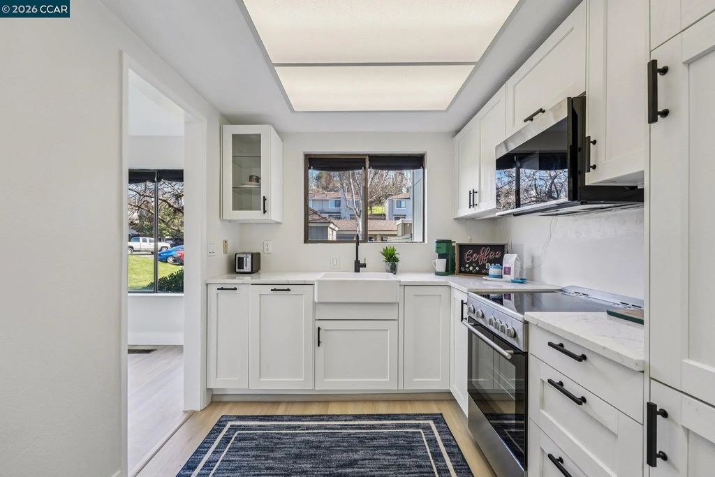 2 Lakeview Ct, Novato